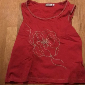 Rött linne strl M - Rött linne i fint skick. Storleken är L men passar för M och S. Spårbar frakt ingår i priset☺️