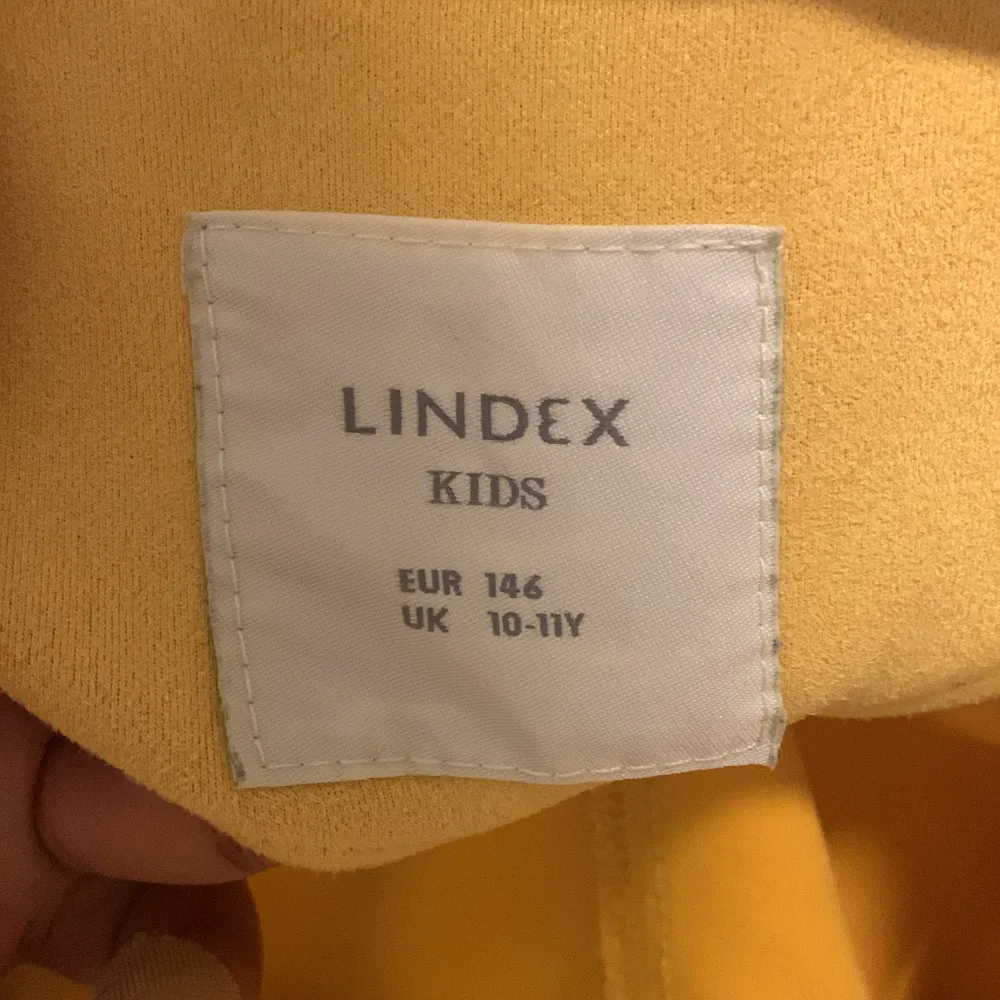  En gul och somrig mocka jacka som är i barn storlek från 10 till 11 år men passar också bra för er som har Xs till S. Använt en gång.. Jackor.