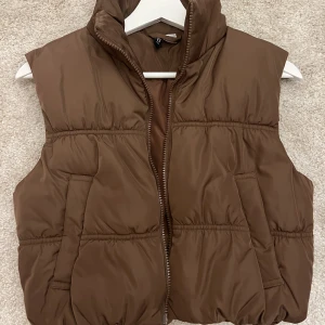 Väst brun - Brun väst från H&M.  Storlek XS  Den är i superbra skicka då den knappt använts. 