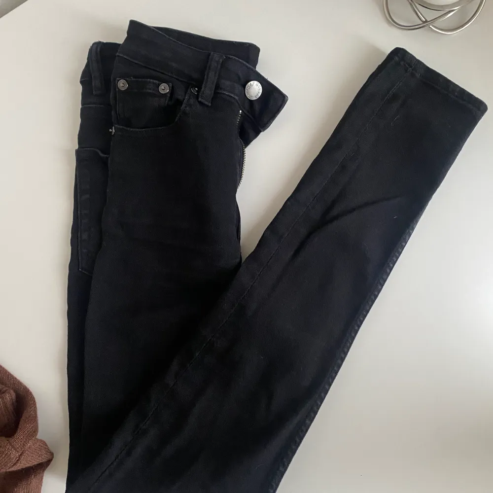 Svarta tighta jeans från Cheap Monday . Jeans & Byxor.