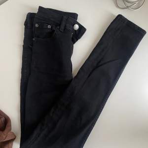 Svarta tighta jeans från Cheap Monday 