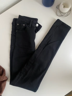 Jeans Cheap Monday  - Svarta tighta jeans från Cheap Monday 