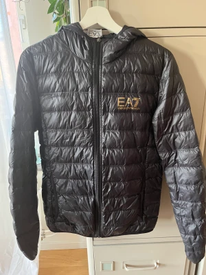 Emporio Armani dunjacka - Tunn, lätt dunjacka i bra skick. Stl S 