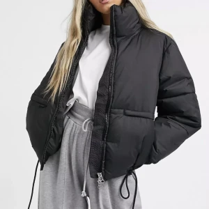 Weekday short puffer jacka XS  - Svart puffer Jacka från weekday i storlek xs. Fint skick! 