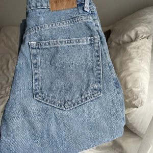 Weekday jeans, voyage - Snygga blå jeans från Weekday i storlek 25/30 i modellen voyage. Dom har medelhög midja med en straight fit.