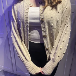 Söt kofta - beige kofta med små prickar, vet inte storlek men den är stor liksom