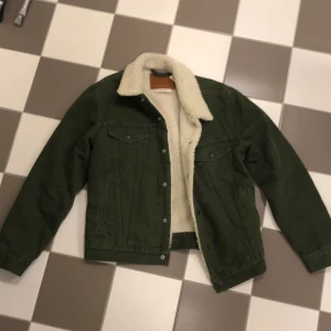 Levis sherpa jacka - Varm sherpa jacka i canvas, haft den i ett halvår men tappade smaken för just grönt. Annars är den i sjukt bra material och inte en skråma. 1200kr nypris.      Byter gärna