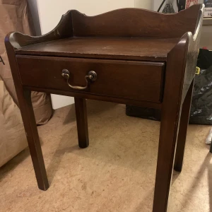 Nattygsbord  - Lackat brunt sidobord/nattygsbord. osäker på mått men tror att den är ca 50cm bred. Pris går att diskutera.