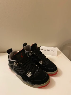 Jordan 4 Bred - Jordan 4 Bred, köpta på release 2019, därför långt ifrån ds. Men är i rätt fint skick för sin ålder och har använt dom med kärlek. En del heldrag, och lite märken på sulan, det är allt. Fint skick annars👍
