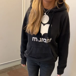 Isabel Marant - Säljer min as snygga isabel marant hoodie. Passar mig som är S💕Superbra skick och passar till alllt!! Perfekt nu i vinter men även som ett bas plagg att ha sommarkvällar osv. Nypris ca 4000
