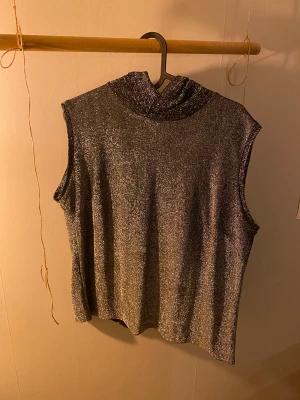 Glittigt linne - Superfint glittrigt linne, sitter oversized på mig som är storlek 36/38!