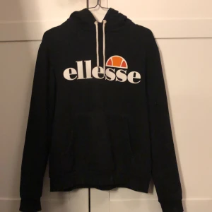 Ellesse hoodie  - Ellesse hoodie, knappt använd. Säljer pga är inte eparaggare🙏🏼