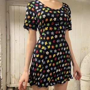 Blommig klänning - Söt klänning från POP med snörning där bak🌼🌸