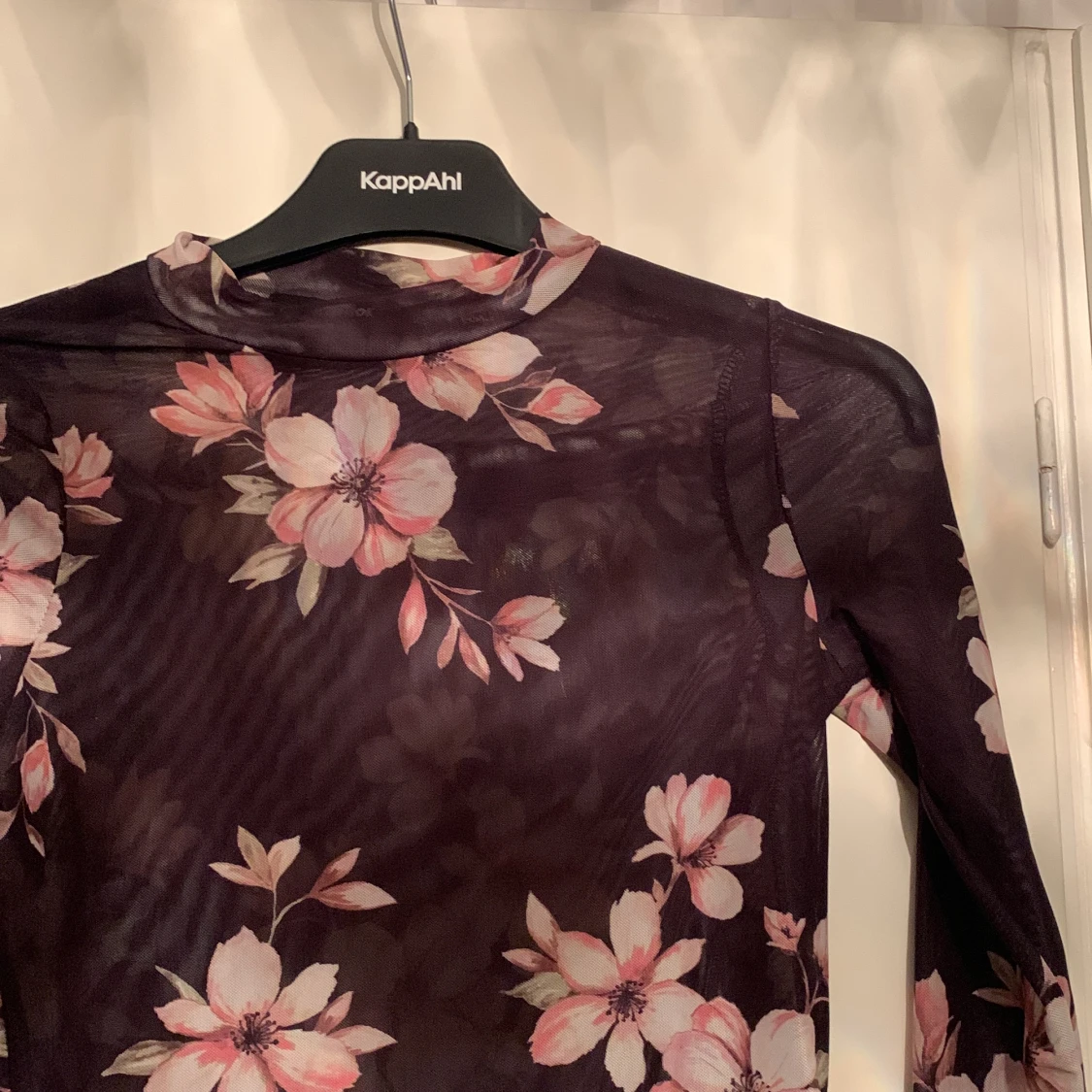 Mesh tröja med blommor 
