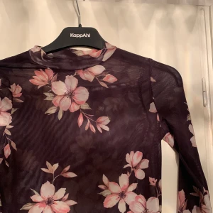 Mesh tröja med blommor  - Jättefin mesh tröja med blommor 