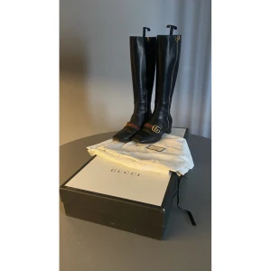 Gucci Marmont Stövlar - Gucci marmont i mycket bra skick. Lite använda. Storlek 36.5