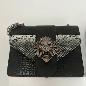 Väska - Väska med lejon motiv i bra skick. 