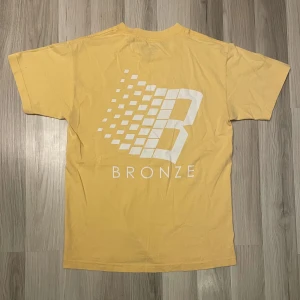 Bronze56k T-shirt Aprikos - Cracks i loggan annars fint skick. Skickas spårbart med PostNord. Skriv om fler bilder eller mått önskas.