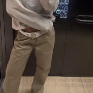 Dickies beiga midwaist / lowwaist  - Intressekoll på mina skit fina dickies byxor. Jätte fina och har sytt ner dem väldigt fint gjort dock då jag ville ha dem lite extra långa. Nypris 750 kr från carlings. storlek 28 vilket passade mig som är 36 för att få utrymme till att vika upp kanten!