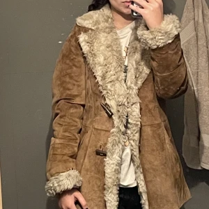Vintage Mocka Kappa - säljer min gamla favoritjacka i mocka då jag har en nästan identisk. storlek S-M, jääättefin och har varit med mig på många äventyr och även filminspelningar, den är i jättefint skick och perfekt för dig som rockar 70-talsstilen ;)