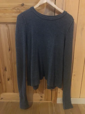 HUNKYDORY tröja i lammull - Otroligt speciell tröja med långa ärmar och delad rygg (de bild) från hunkydory. Väldigt genomtänkta snitt kring hals o rygg. Varm o riktigt snygg. Vid snabbt köp kan jag förhandla priset