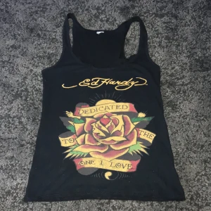 Ed Hardy linne  - Ed Hardy linne i nyskick. Super snyggt men design både fram och bak. Inga hål, brustna sömmar eller likande. 