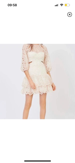 Studentklänning - Perfekta Studentklänningen!! Unik och vacker klänning från maje. Toppskick!! Sitter som S/M