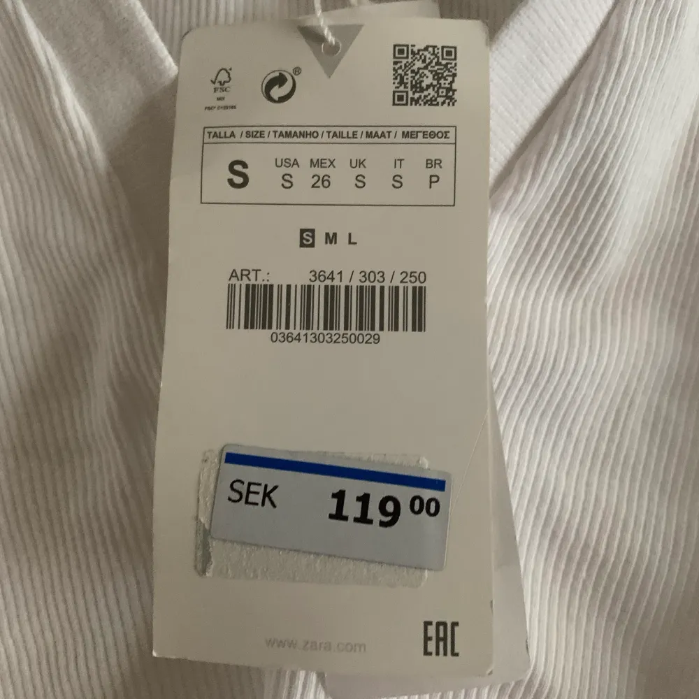 Vit croppad skjort topp i storlek S köpt från Zara i september, helt oanvänd med lapp kvar då den inte passade till det tänkta syftet. Köpt för 119kr, säljer för 60kr + frakt. Toppar.