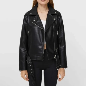 Jacka i konstläder, S - Näst intill oanvänd jacka i konstläder. Från Stradivarius, köpt på Zalando  Nypris 499kr, säljer för 150kr