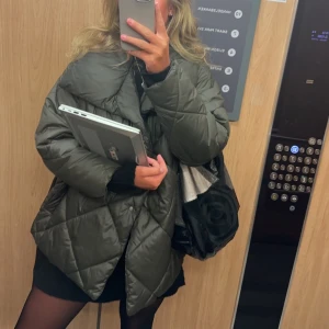 massimo dutti jacka - säljer nu min fina Massimo Dutti jacka som inte går att köpa längre. köpte den i september så den är som ny, väldigt bra skick och såå varm o mysig🌸🌸 nypris: 1500kr🧡 mitt pris:1100 kan även sänkas lite💓 