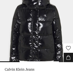 Vinterjacka calvin klein - Säljer nu min fina vinterjacka från calvin klein. Köptes förra vintern, men fick ej användning av den därav säljer jag den. Jättefint skick, använd ett par gånger bara. Storlek S, priset kan diskuteras vid snabb affär! Nypris 2195kr