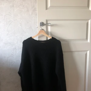 Stickad Tröja, svart  - Svart stickad tröja från Zara i storlek M