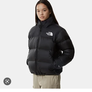 north face jacka  - säljer min north face jacka! använd fåtal gånger! dock så är det ett litet märke på baksidan av armen! skriv för mer bilder :)☺️