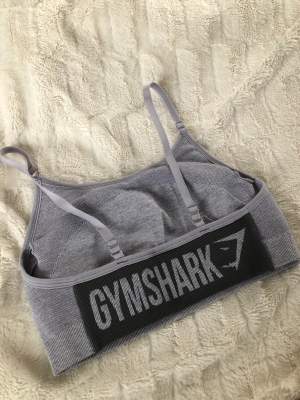 Sport bh från gymshark i grå färg, storlek S, sparsamt använd 