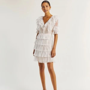 By malina sky dress - Säljer min fina Sky dress från By malina som är använd 1 gång på en bal. Den är som helt ny då jag bara använde den i Max 3h💕