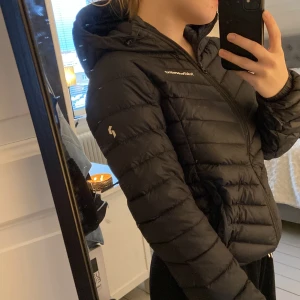 Peak performance jacka - Modell: Frost down Storlek: S (dam) Skick: Använt skick, bra behållen utom en defekt i armen, se på bild 3. Nypris: 2199kr. Pris kan diskuteras vid snabb affär.❤️