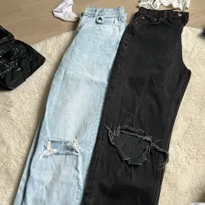 Säljer två par jätte fina Jeans med hål. Från Gina tricot, dessa jeans är högmidjade. I färgen blå och svart. Priset kan diskuteras, pga fraketen. Om man vill köpa båda samtidigt eller bara den ena. 200 kr styck, frakten är inte inräknad.