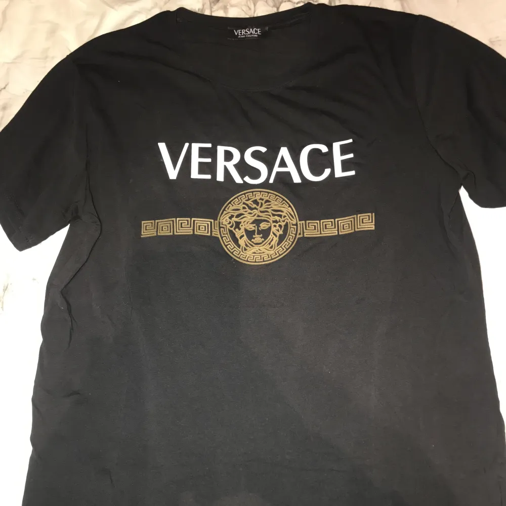 Jättefin Versace T-shirt. Nyskick aldrig använd. Skriv för fler bilder. 2 i lager. T-shirts.