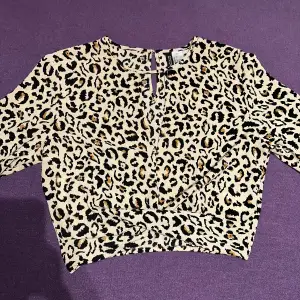 En croppad leopardmönstrad blus i storlek 34 från H&M i helt fantastiskt skick 🐆🤩 blusen känns som ny och håller fantastiskt bra! Säljer den endast då djurmönster tyvärr inte är min grej längre! Säljs för 200kr INKLUSIVE frakt! ☺️