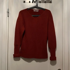 Tröja från NA-KD - Fick denna tröja av någon men kom aldrig till användning. Den är öppen på sidan och man kan även kavla ut armarna. Den är lite större i storleken och är lite tight vid midjan.