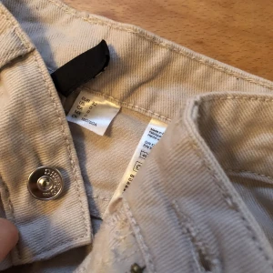 Beige jeans - Beige jeans! Passar någon som är 1,6-1,7m! Frakt tillkommer på 50kr! 