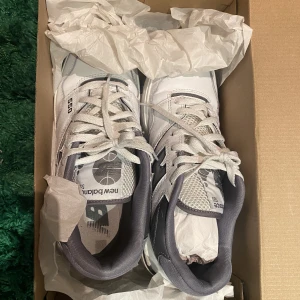 New balance 550 White&Grey - NB 550 -Köpta på paul&friends (NK) -Använda fåtal gånger (Cond 9/10) Ifall du undrar över något så får du mer än gärna skriva till mig!