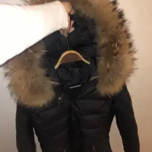 Jag säljer nu min jacka då den bara kom till användning en vinter. Jackan är i fint skick och i storlek 40 som motsvarar M men skulle säga att den passar en med strl S också! Köpt för 3500kr. 