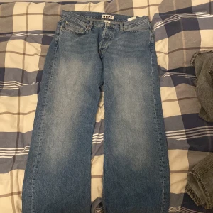 Hope jeans strl 31 - Snygga blåa hope jeans i helt okej skick. I tredje bilden syns det att de är slitna nere på jeansen annars är det inga fel. 