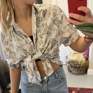 Retro skjorta  - Tillverkad på 70-talet och har används flitigt sedan dess. trots det är skjortan i bra skick! Tyger är luftigt och har ett unikt tidstypiskt mönster🙌  📦 Köparen står för frakten 📦 