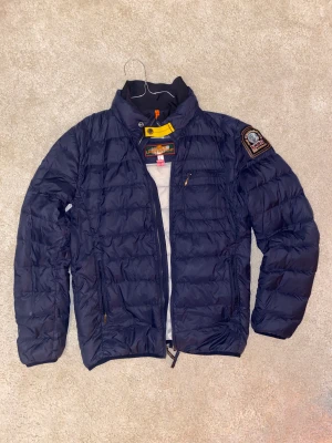 Parajumpers light dunjacka - Kemtvättad Parajumpers dunjacka i mycket gott skick.   Storlek M-L