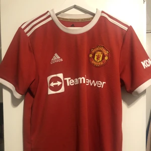 Manchester Uniteds tröja - Äkta Manchester United adidas tröja köpt direkt från Manchester Uniteds hemsida med nummer 19 Varane i ryggen.