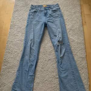 Säljer dessa jeans från Gina i bra skick i storlek 152 🫶🏼 använda ungefär 3 gånger, säljer pga dom är lite för stora på mig. Jeansen tvättas såklart innan de skickas. Nypris 350 kr