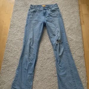 Gina tricot jeans - Säljer dessa jeans från Gina i bra skick i storlek 152 🫶🏼 använda ungefär 3 gånger, säljer pga dom är lite för stora på mig. Jeansen tvättas såklart innan de skickas. Nypris 350 kr