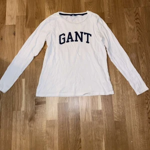 Gant - En vit äkta gant med svart tryck